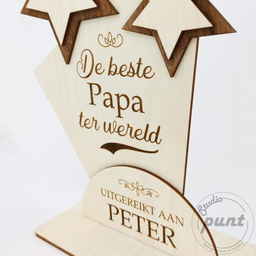 Award Shooting Stars trofee detail, laser gesneden berkenhout met personalisatie mogelijkheden