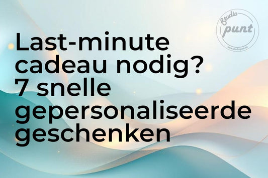 Blog header afbeelding met warme oranje-gouden gradient en de titel "Last-minute cadeau nodig? 7 snelle gepersonaliseerde geschenken" — snel bestellen bij Studio Punt, handgemaakt in België