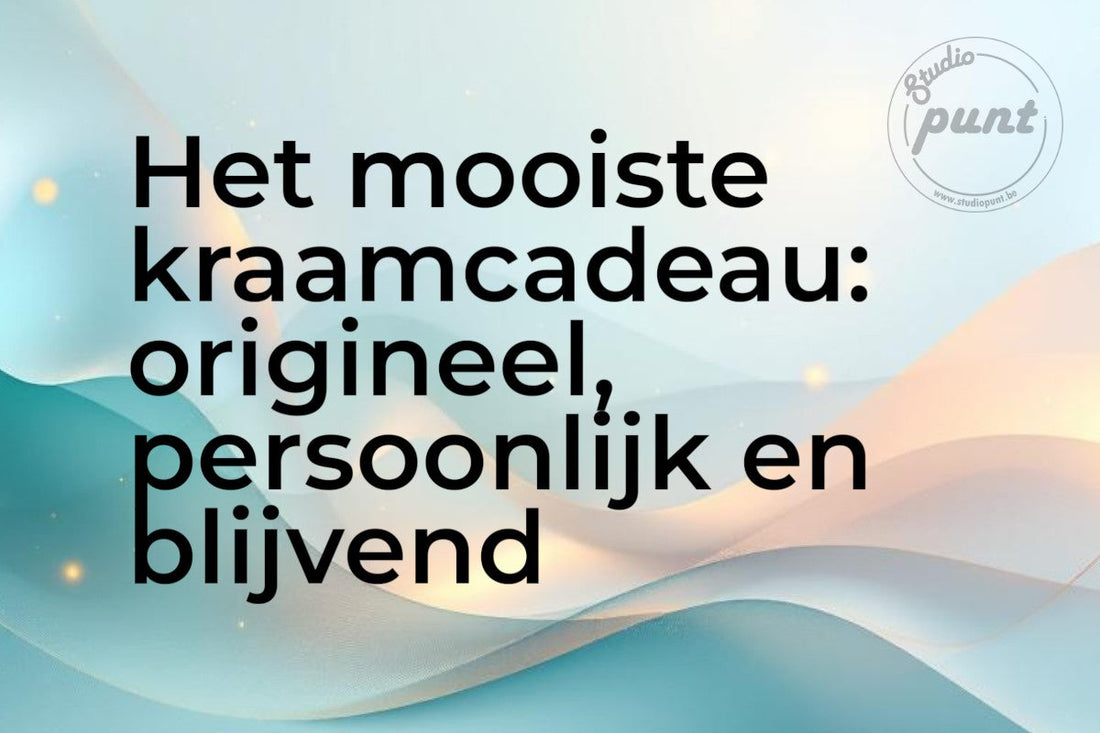 Blog header afbeelding met warme oranje-gouden gradient en de titel "Het mooiste kraamcadeau: origineel, persoonlijk en blijvend" — gepersonaliseerde houten kraamcadeaus handgemaakt in België door Studio Punt