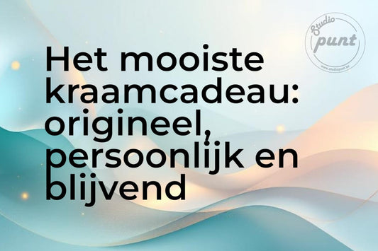 Blog header afbeelding met warme oranje-gouden gradient en de titel "Het mooiste kraamcadeau: origineel, persoonlijk en blijvend" — gepersonaliseerde houten kraamcadeaus handgemaakt in België door Studio Punt