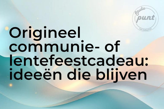 Blog header afbeelding met warme oranje-gouden gradient en de titel „Origineel communiecadeau of lentefeestcadeau: ideeën die blijven“ — gepersonaliseerde houten cadeaus voor communie en lentefeest door Studio Punt