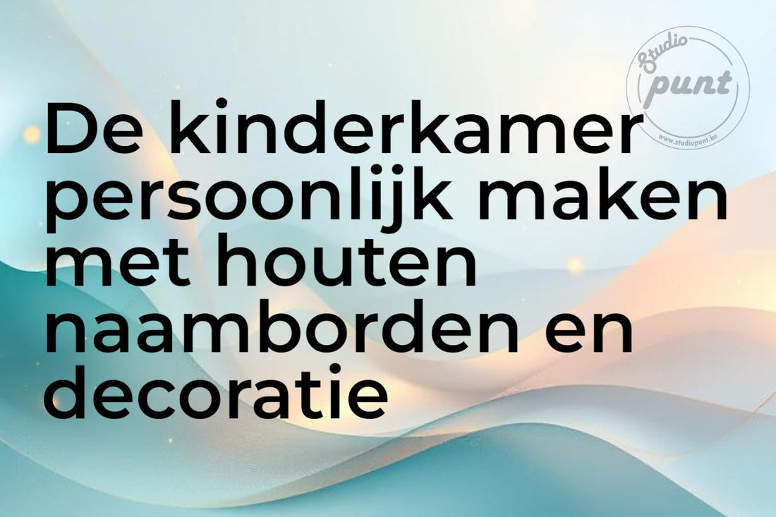 Blog header afbeelding met warme oranje-gouden gradient en de titel "De kinderkamer persoonlijk maken met houten naamborden en decoratie" — gepersonaliseerde houten kinderkamerdecoratie handgemaakt in België door Studio Punt