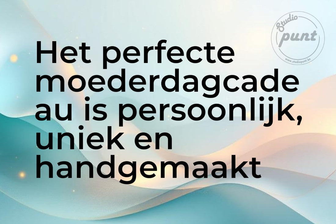 Blog header afbeelding met warme oranje-gouden gradient en de titel "Het perfecte moederdagcadeau is persoonlijk, uniek en handgemaakt" — gepersonaliseerde houten moederdagcadeaus handgemaakt in België door Studio Punt