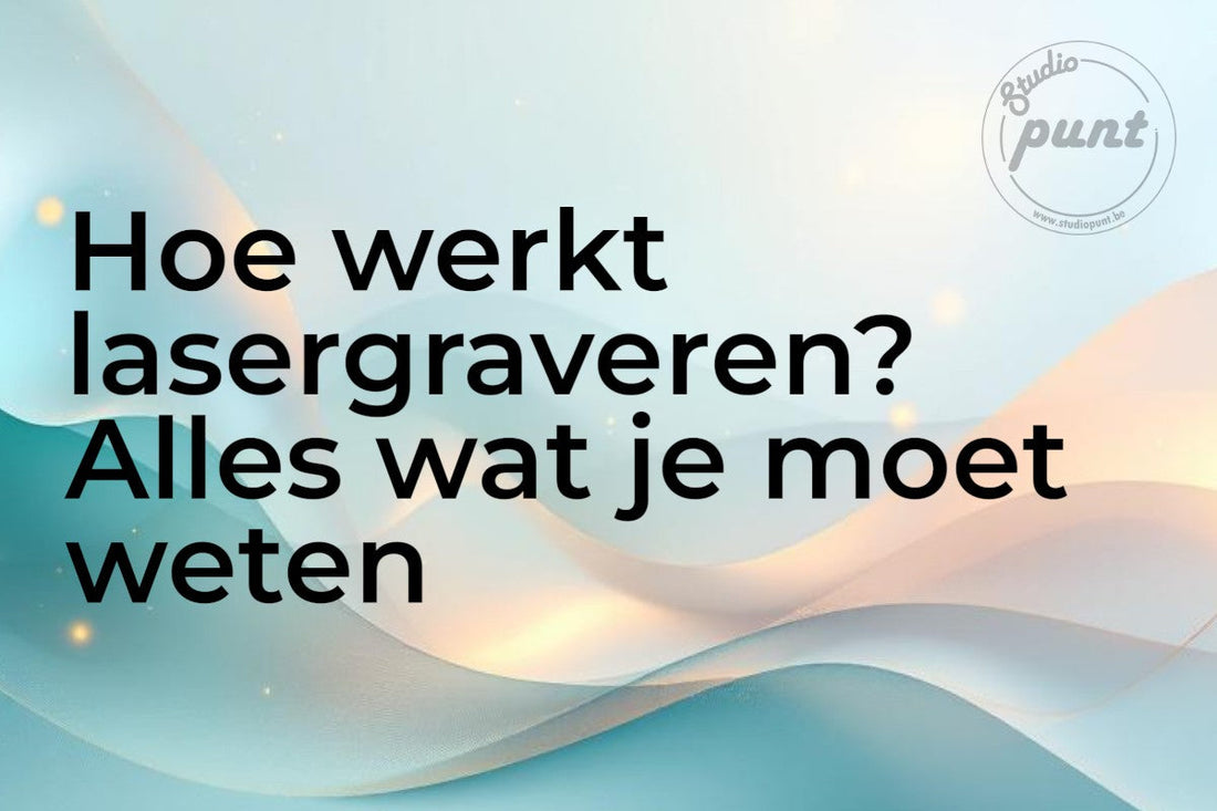 Blog header afbeelding met warme oranje-gouden gradient en de titel "Hoe werkt lasergraveren? Alles wat je moet weten" — uitleg over lasersnijden en lasergraveren op berkenhout door Studio Punt