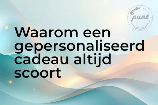 Blog header afbeelding met warme oranje-gouden gradient en de titel "Waarom een gepersonaliseerd cadeau altijd scoort" — Studio Punt