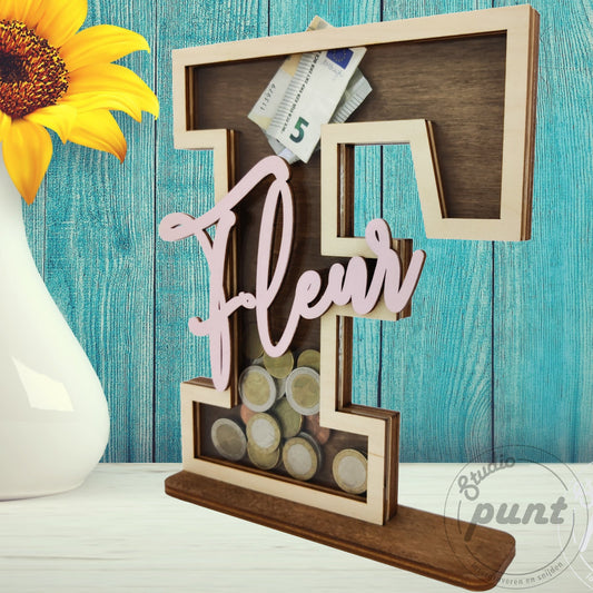 Houten spaarpot met naam detail achtergrond

